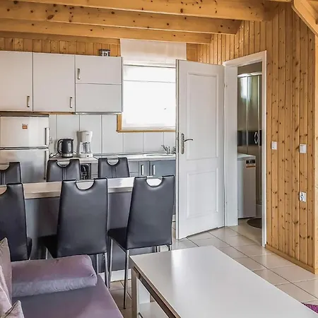 2 Bedroom Gorgeous In Prázdninový dům Sianożęty